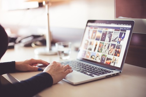 Attraktive Frau erstellt ihr Online-Dating-Profil am Smartphone