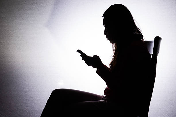 Frau flüstert ins Telefon