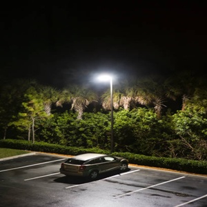 Ein Bild, das ein Auto auf einem Parkplatz bei Dämmerung zeigt, die Scheiben sind beschlagen