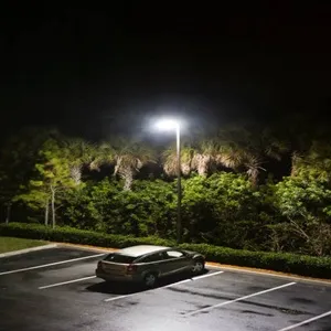 Ein Bild, das ein Auto auf einem Parkplatz bei Dämmerung zeigt, die Scheiben sind beschlagen