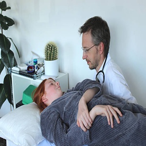 Der Doktor und seine junge Patientin