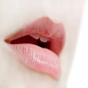 Sinnliche Lippen, die nach dem Tittenfick zum Oralsex übergehen
