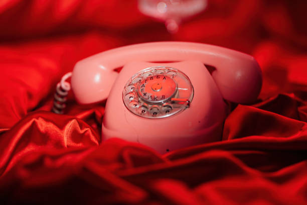 Telefonhörer auf rotem Samt