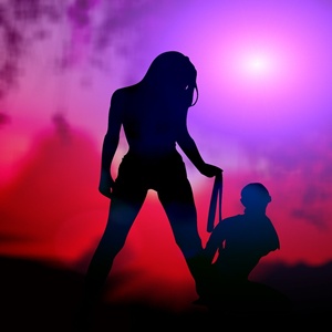 Eine Domina befiehlt dem Sklaven erniedrigende Natursekt-Spiele