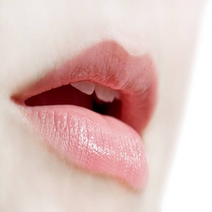 Sinnliche Lippen, die nach dem Tittenfick zum Oralsex übergehen