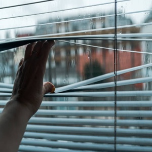 Ein Voyeur, der seine geile Nachbarin heimlich durch das Fenster beobachtet.
